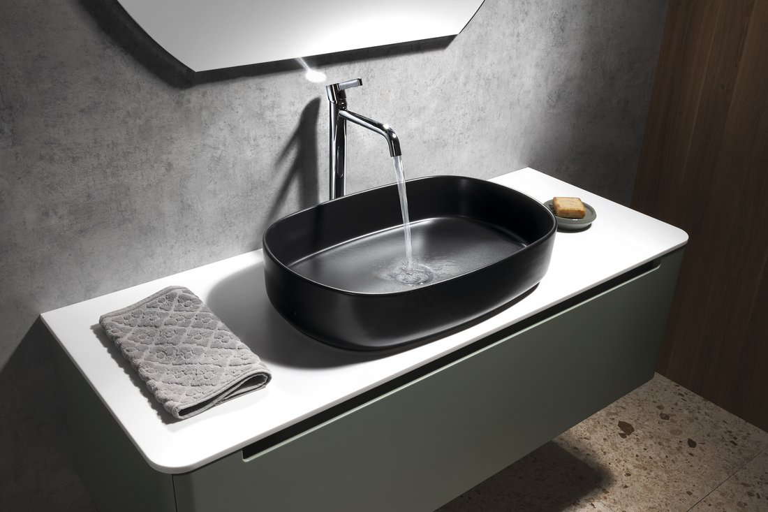 Isvea INFINITY OVAL keramické umyvadlo na desku, 55x36cm, černá mat 10NF65055-2N
