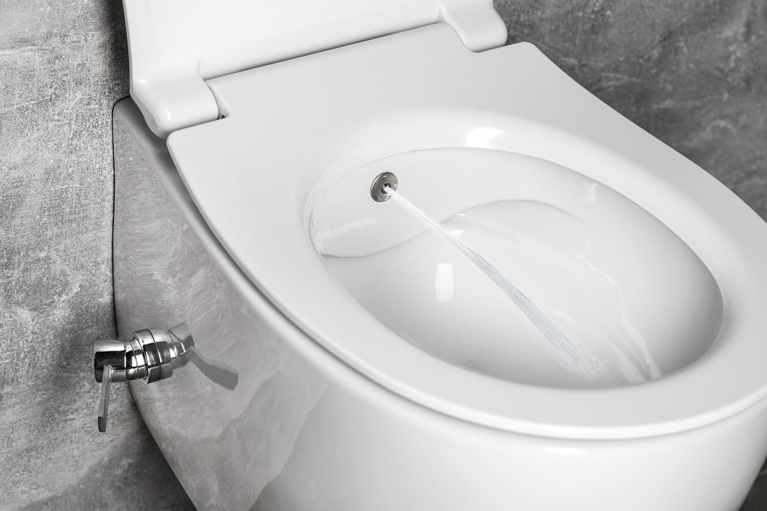 Isvea SENTIMENTI CLEANWASH závěsná WC mísa, integrovaný ventil a bidet. sprška, Rimless, 36x51cm, bílá 10ARS1101I